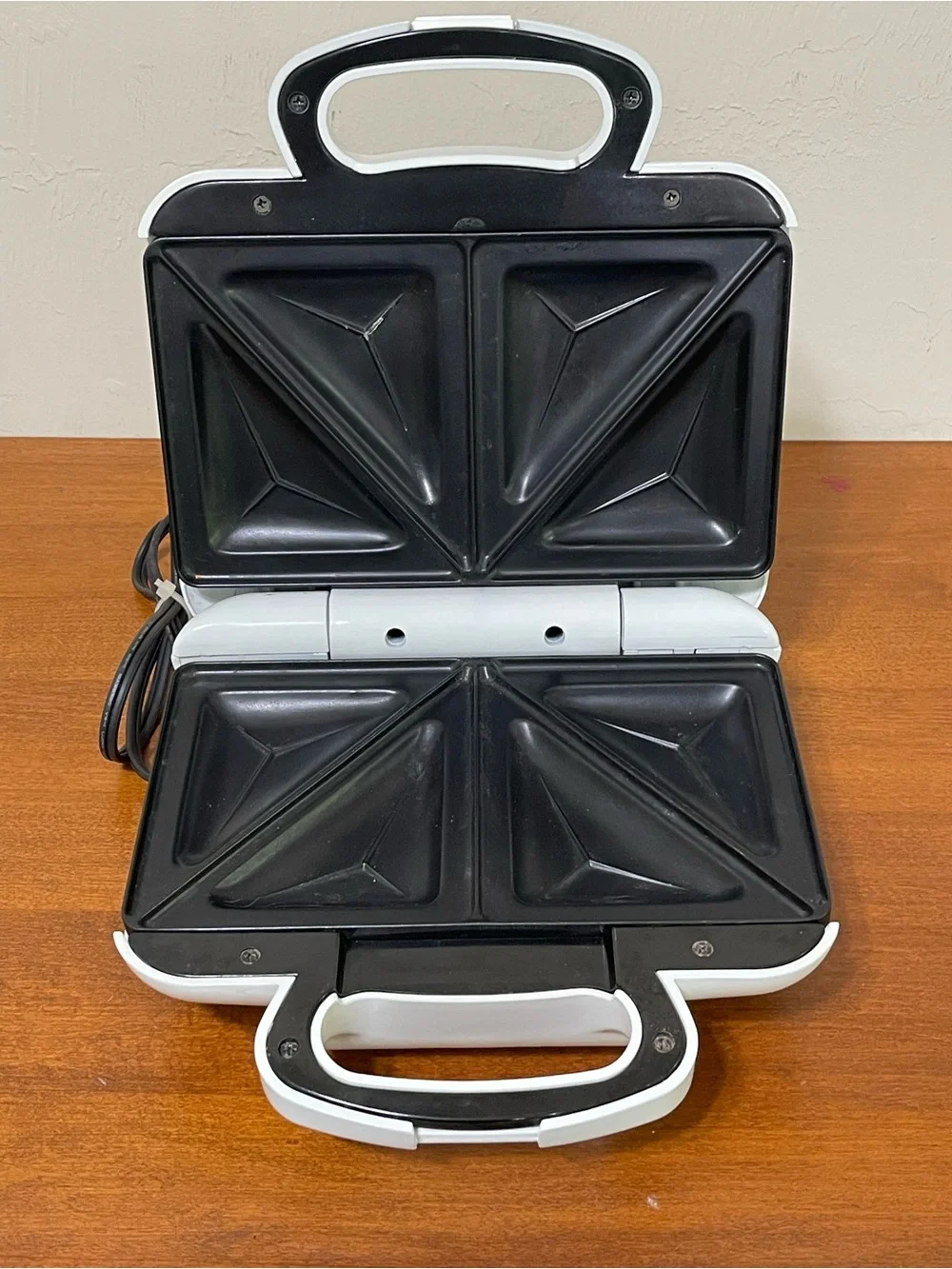 Toastmaster Snackster Model TSM2 Snack & Sandwich Maker 640 Watts White Travel